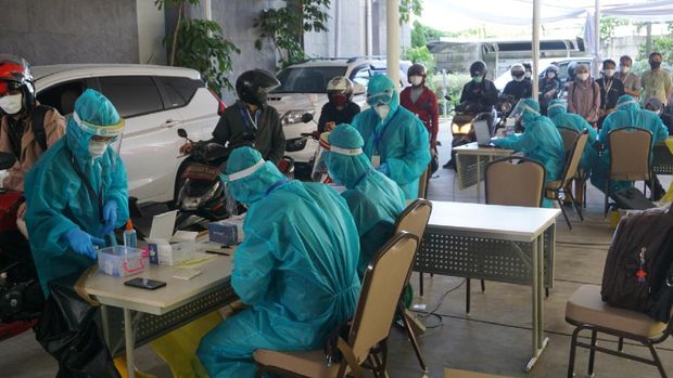 Pimpinan KPK mengikuti rapid test
