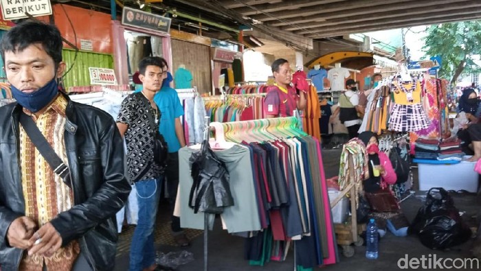 PKL Tak Bermasker Masih Terlihat di Pasar Tanah Abang
