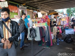 PSBB DKI Diperpanjang, PKL Tak Bermasker Masih Terlihat di Pasar Tanah Abang