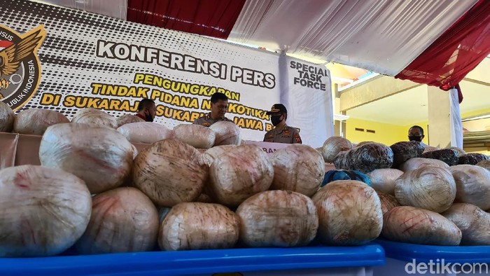 Satgasus 'Merah Putih' Bareskrim Polri menggerebek sebuah rumah di kawasan elit Kabupaten Sukabumi. 402 kilogram sabu disita dari penggerebekan tersebut.