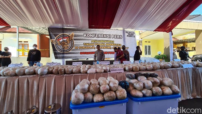 Satgasus 'Merah Putih' Bareskrim Polri menggerebek sebuah rumah di kawasan elit Kabupaten Sukabumi. 402 kilogram sabu disita dari penggerebekan tersebut.