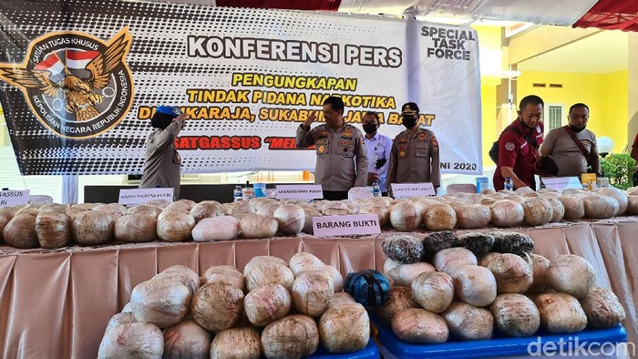 Satgasus 'Merah Putih' Bareskrim Polri menggerebek sebuah rumah di kawasan elit Kabupaten Sukabumi. 402 kilogram sabu disita dari penggerebekan tersebut.