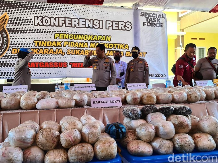 Satgasus Merah Putih Bareskrim Polri menggerebek sebuah rumah di kawasan elit Kabupaten Sukabumi. 402 kilogram sabu disita dari penggerebekan tersebut.