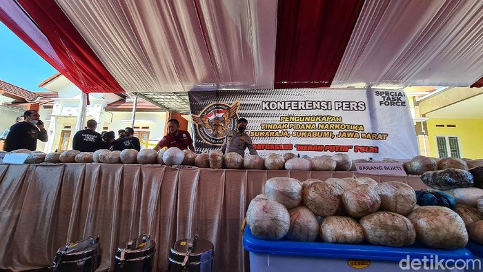 Satgasus 'Merah Putih' Bareskrim Polri menggerebek sebuah rumah di kawasan elit Kabupaten Sukabumi. 402 kilogram sabu disita dari penggerebekan tersebut.