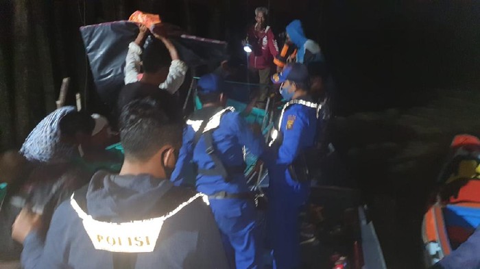 Polisi saat mencari warga yang diterkam buaya di Banyuasin, Sumsel. Ayah korban ikut terluka saat mencoba menolong.