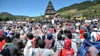 Foto kolase perbandingan suasana Dieng Culture Festival sebelum adanya pandemi COVID-19 (atas) dan suasana saat pandemi COVID-19 (bawah) di kompleks candi Pandawa kawasan dataran tinggi Dieng, Banjarnegara, Jawa Tengah, Kamis (4/6/2020).