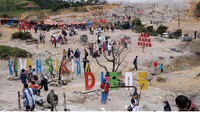 Foto kolase perbandingan suasana saat libur panjang sebelum adanya pandemi COVID-19 (atas) dan suasana saat pandemi COVID-19 (bawah) di kawah Sikidang kawasan dataran tinggi Dieng, Banjarnegara, Jawa Tengah, Kamis (4/6/2020).