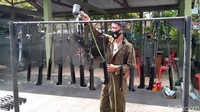 Kepala Urusan Pemeliharaan Denpal IV/2 Kapten Sunarto mengatakan, pemeriksaan laras sangat penting karena menjadi bagian dari fungsi senjata. Laras yang sudah aus akan menjadikan amunisi tidak bisa ditembakkan dan meledak di dalam laras. Menurutnya, tidak ada kendala dalam perawatan peralatan ini. Setiap anggotanya telah dibekali dengan kemampuan untuk merangkai kembali peralatan yang ada.