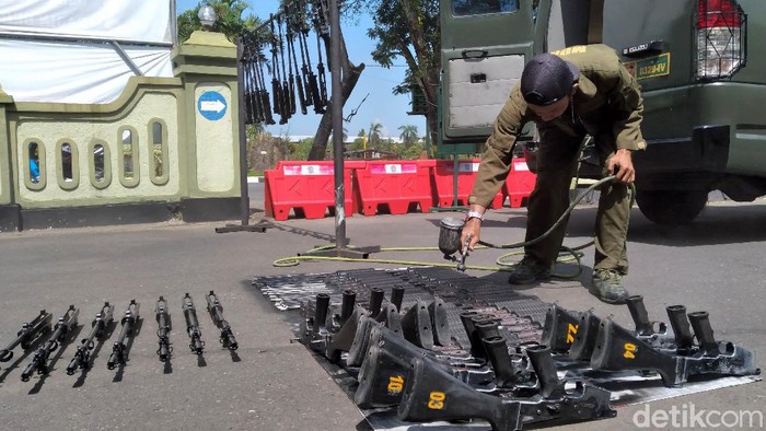 Potret Perawatan Senjata SS1 Milik TNI Petugas melakukan perawatan sejumlah senjata SS1 milik Kodim 0731/Kulon Progo. Perawatan ini dilakukan untuk dukung tugas TNI dalam menjaga keamanan wilayah.