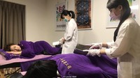 Di Taiwan pijat pisau ini bertahan. Padahal pijat pisau tak lagi menjamur id China ataupun Jepang. Taiwan bahkan memiliki The Ancient Art of Knife Massage Dao Liao I-Jing Education Center atau Pusat Pendidikan Seni Kuno Pijat Pisau Dao Liao I-Jing di Taipei yang sudha meluluskan ribuan praktisi. Kini, mereka memiliki 36 cabang di Taiwan, 15 di antaranya dibuka dalam lima tahun terakhir dengan peminat dari Jepang hingga Hong Kong, Prancis hingga Kanada. Istimewa/Dok. Louise Watt via BBC.