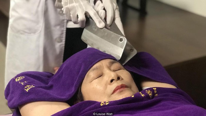 Daoliao disebut sebagai pijat paling ekstrem di dunia. Pasalnya pijat ini memanfaatkan pisau tajam sebagai alat bantunya. Penasaran? Berikut potretnya.