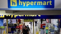 Meski begitu, supermarket dan apotek tetap diizinkan untuk beroperasi guna memenuhi kebutuhan masyarakat sehari-hari di masa PSBB.