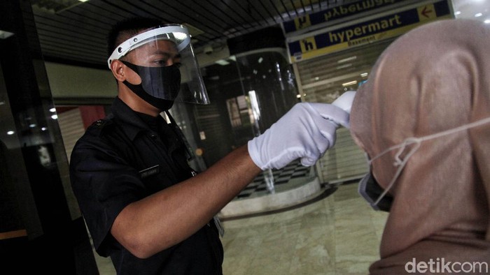 Sejumlah mal dan pusat perbelanjaan di Jakarta bersiap hadapi new normal. Penerapan protokol kesehatan dilakukan guna cegah penyebaran COVID-19 di ruang publik.