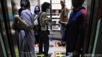 Di pusat perbelanjaan, selain mengukur suhu tubuh para pengunjung yang hendak masuk ke dalam pusat perbelanjaan, penerapan physical distancing atau jaga jarak pun mulai dilakukan.