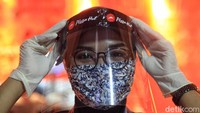 Baik pengunjung maupun pekerja pun diwajibkan untuk mengenakan masker dan pelindung wajah saat beraktivitas di dalam pusat perbelanjaan tersebut.