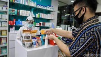 Selain itu, toko-toko di mal Gajah Mada Plaza pun menyediakan fasilitas hand sanitizer gratis bagi para pengunjung. Fasilitas hand sanitizer itu disediakan sebagai upaya pencegahan penyebaran virus Corona.
