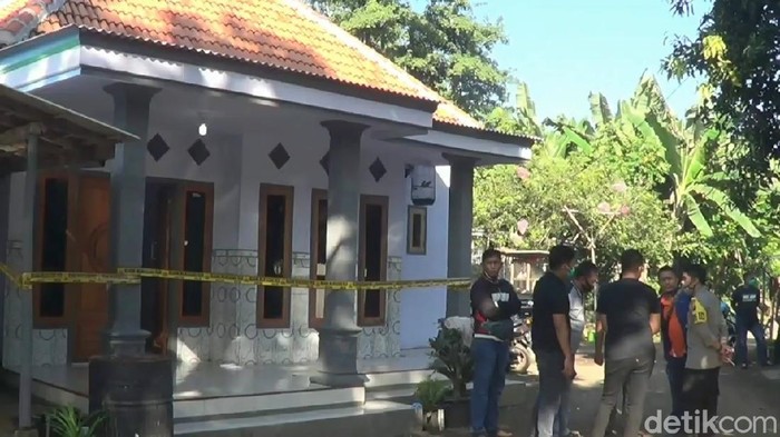 Aksi pelemparan bondet atau senjata sejenis bom ikan kembali terjadi di Kabupaten Pasuruan. Murtado (27), warga Desa Lemahbang, Kecamatan Pasrepan tewas mengenaskan dengan luka parah di kepala.