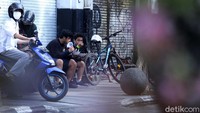 Pantauan detikcom, Kamis (4/6/2020) warga yang sudah melakukan olahraga pagi, bersepeda beristirahat di jalan tersebut.