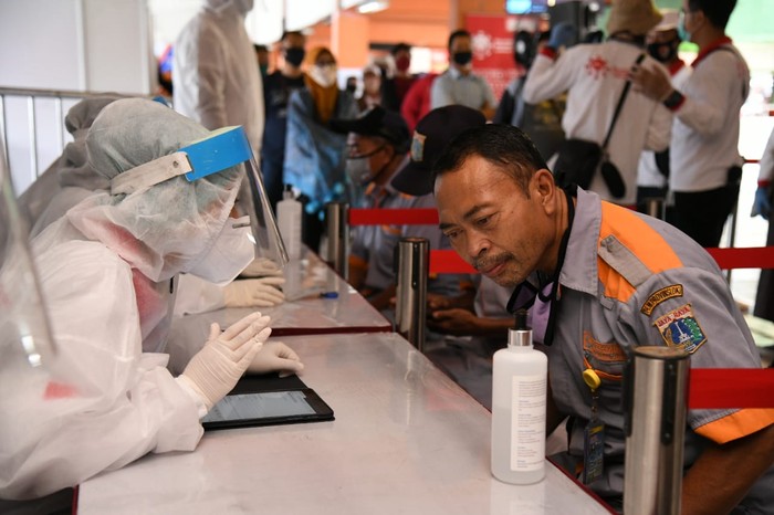 Ratusan Sopir di Terminal Kampung Rambutan Ikut Rapid Test Sebanyak 700 orang di Terminal Kampung Rambutan, Jakarta Timur mengikuti rapid test dan swab test COVID-19, Kamis (4/6/2020) guna mencegah penularan virus Corona yang lebih luas lagi.