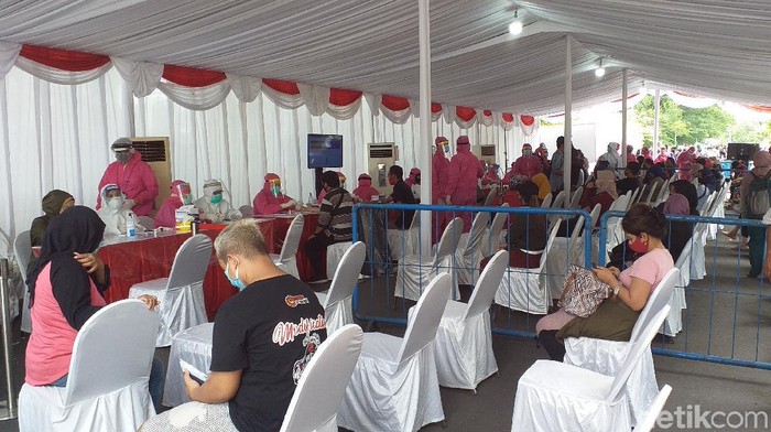 ribuan warga surabaya rapid test