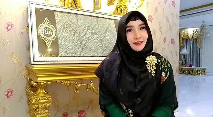 Roro Fitria punya kiswah dari makam Rasulullah.