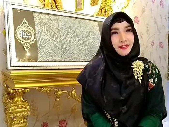 Roro Fitria Roro Fitria punya kiswah dari makam Rasulullah.