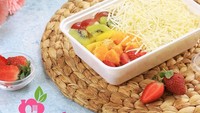 Mama Ayu Salad ini menawarkan salad buah yang penataannya berbeda dengan salad buah yang lainnya. Toppingnya dipisahkan antara keju dan jenis buah-buahannya. Foto: Instagram @mamaayu.sala