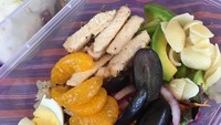 Salad yang ditawarkan ini juga memiliki perpaduan antara sayur dan buah. Selain itu juga diberi tambahan berupa pasta dan telur. Foto: Instagram @yummfood1