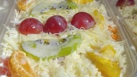 Super creamy salad buah dari Mama Mila Catering ini disajikan dengan saus mayo, yogurt, susu dan taburan keju yang royal. Foto: Instagram @mamamillacatering