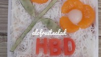 Salad buah ini disajikan sangat menarik. Toppingnya dihias berbentuk bunga cantik dan tulisan dari buah-buahan. Foto: Instagram @alofruitsalad