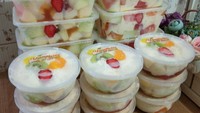 Industri rumahan ini juga menawarkan salad buah. Yang  menarik, potongan buah-buahannya  terbilang besar. Aneka buahnya ada seperti strawberry, kiwi, jeruk, anggur hingga leci yang diberi yogurt dan keju. Foto: Instagram @yanthiaguez