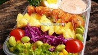 Injus Saestu menawarkan salad sayur dan salad buah yang menarik. Misalnya salad sayur ini yang disusun setiap jenis sayurannya hingga tampilannya cantik. Foto: Instagram @injus.saestu