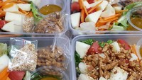  Dalam satu wadah, salad dari Snack Time ini dicampur antara sayur dan buah-buahan. Selain itu juga diberikan dressing dalam wadah yang berbeda. Foto: Instagram @snacktime.ind