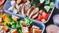 The Healthy Project menawarkan salad sayur yang berisikan daun selada, wortel, timun, kale dan ada tambahan daging dada ayam. Foto: Instagram @wowlaper