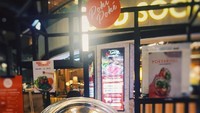 Gerai bernama Eat Poki Poke menawarkan salad yang dikemas mangkuk plastik. Di dalamnya diisi dengan aneka sayuran hijau dan ada tambahan fillet ikan salmon. Foto: Instagram @christinoei