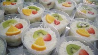 Kalau yang ini salad buah yang tak kalah menyegarkan. Kejunya royal dengan isian potongan buah kiwi, jeruk dan strawberry. Foto: Instagram @freshsalad