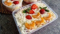 Salad buah segar juga bisa didapatkan di Raja Salad. Di sini kamu bisa bisa memilih ukuran porsi untuk saladnya. Foto: Instagram @rajasalad.id 