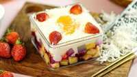 Bittersweet by Najla kini juga mengeluarkan salad buah. Isianya berupa strawberry, apel, jeruk dan buah naga. Penataannya cantik dengan topping keju parut yang sangat royal. Foto: Instagram @bittersweet_by_najla
