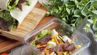 Tak hanya salah buah saja, Fitfut juga menawarkan salad sayur yang berisi selada romaine, jagung pipil, wortel, timun kyuri, bawang bombay, telur rebus, tomat cherry dan daging sapi yang dikombinasikan dengan empat dressring. Foto: Instagram @myfitfut