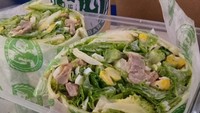 Salad sayur di Salad Bar Hadi Kitchen ini dapat dimakan dengan praktis karena dikemas seperti layaknya kebab. Isinya berupa selada, jagung pipil, wortel, hingga telur. Uniknya disini ada dressing dengan varian BBQ. Foto: Instagram @hartatiyunie