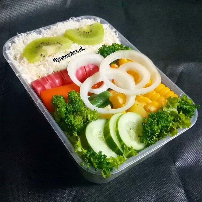 Salad sayur segar dan anggur di atas piring
