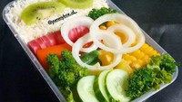 Yummy Box menawarkan salad yang dikombinasikan antara salad buah dan salad sayur. Kedua salad itu dikemas dalam satu wadah. Foto: Instagram @yummybox.id_  