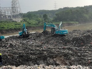 Turap TPA Cipeucang Jebol, Longsoran Sampah Masuk ke Sungai Cisadane