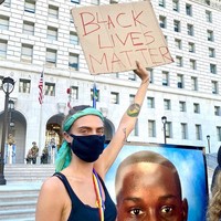 Mengenakan tank top dan masker hitam, Cara Delevingne ikut aksi demonstrasi di New York. Ia terlihat memegang papan bertulisan BLACK LIVES MATTER. Maju selangkah, tapi jalannya masih panjang, tulisnya di Instagram. Foto: Instagram/@caradelevingne
