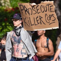 Machine Gun Kelly termasuk musisi yang aktif ikut demo Black Lives Matter. Ia sudah dua kali turun ke jalan demi memperjuangkan kesetaraan ras. Yang harus mereka lakukan hanyalah bertindak yang benar. Aku akan berada di luar sampai mereka membuat perubahan, brengsek kau #ProsecuteKillerCops #blacklivesmatter, ujarnya. Foto: Instagram/@machinegunkelly