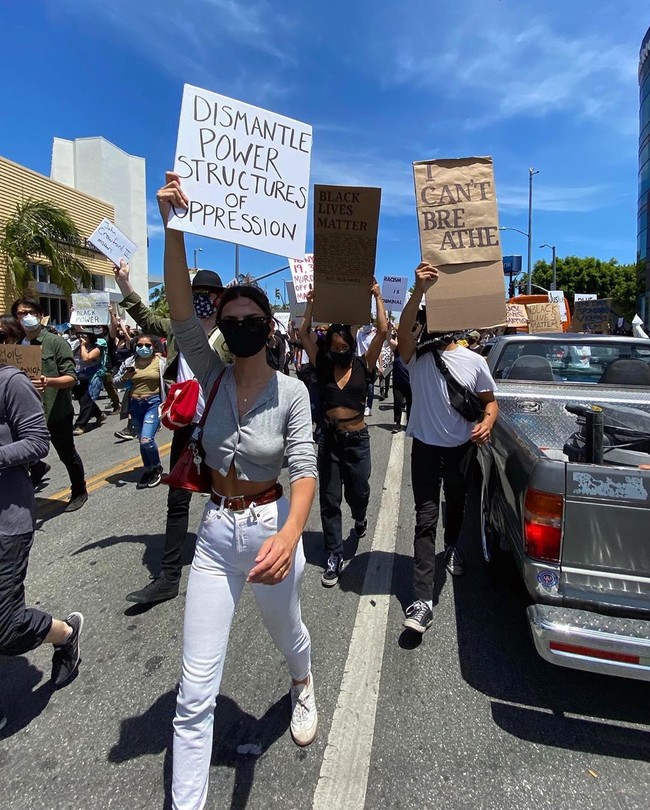 Emily Ratajkowski menuntut agar pembiayaan untuk gaji polisi dicabut. Ia juga menyerukan Black Lives Matter. Foto: Instagram/@emrata