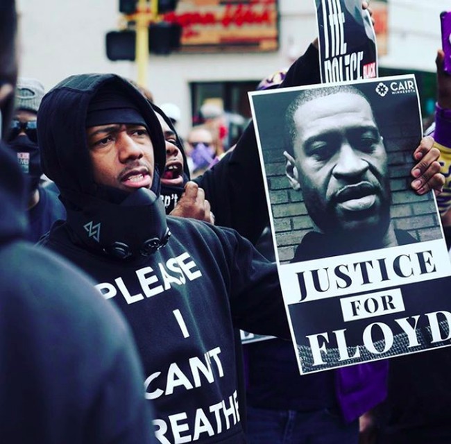 Keadilan untuk Floyd, tulis presenter dan komedian Nick Cannon saat ikut demonstrasi membawa foto George Floyd. Foto: Instagram/@nickcannon