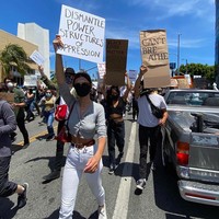 Emily Ratajkowski menuntut agar pembiayaan untuk gaji polisi dicabut. Ia juga menyerukan Black Lives Matter. Foto: Instagram/@emrata