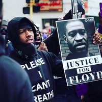 Keadilan untuk Floyd, tulis presenter dan komedian Nick Cannon saat ikut demonstrasi membawa foto George Floyd. Foto: Instagram/@nickcannon