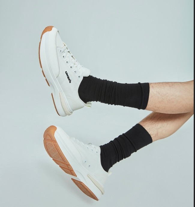 Mudah SetujuSneakers atau slip on yang praktis banyak dipilih untuk berkegiatan sehari-hari. Orang yang suka menggunakan jenis sepatu ini bisa dibilang mudah setuju, lebih ramah, dan royal. Foto: Dok. Website